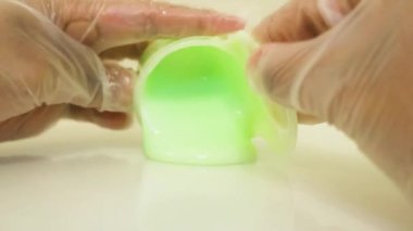 Bir masanın üzerine sümük dökülüyor 