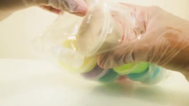 Yapışkan kaplar plastik bir torbadan çıkarılıyor.