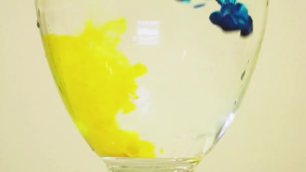 Coloranti Che Vengono Aggiunti Nel Bicchiere Vino Blu Giallo Chiaro — Video Stock