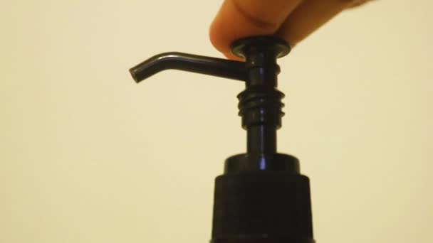 从一个黑色水壶里喷出的乳液 — 图库视频影像