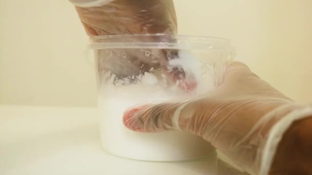 Butiran Limau Opaque Yang Dicampur Dengan Tangan — Stok Video