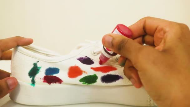 Schuhe Werden Von Einer Ethnischen Frau Bemalt — Stockvideo