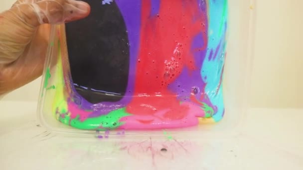 Slime Πολλαπλά Χρώματα Που Τοποθετούνται Ένα Τραπέζι — Αρχείο Βίντεο