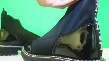 Etnik Kadın Botların Fermuarını Çekiyor