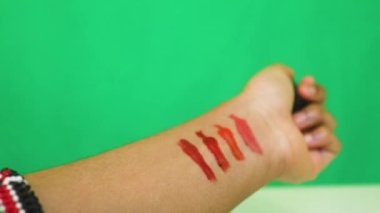 Ruj kullanan ve kontrol eden Etnik Kadın 