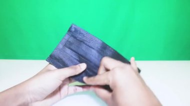 Yüz Maskesi Etnik Bir Kadın Tarafından Takılıyor - Kara Maske