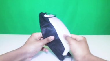 Yüz Maskesi Etnik Bir Kadın Tarafından Takılıyor - KF94 Kara Maske