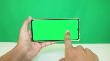 Yeşil ekranlı cep telefonu kullanan kadın eller 
