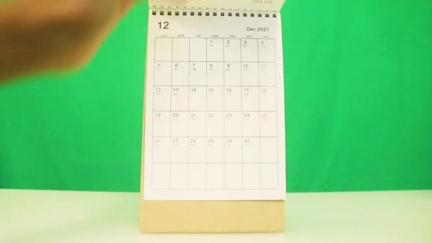 Calendario Siendo Volteado Por Una Mujer Étnica Diciembre — Vídeo de stock
