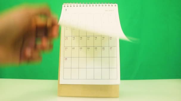 Kalender Wordt Flipped Door Een Etnische Vrouw Februari — Stockvideo