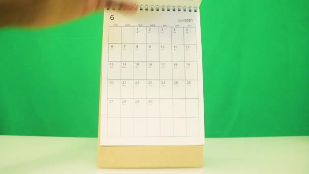 Kalendarz Jest Przerzucany Przez Kobietę Etniczną Czerwiec — Wideo stockowe