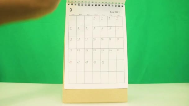 Kalender Wird Von Einer Ethnischen Frau Umgedreht September — Stockvideo