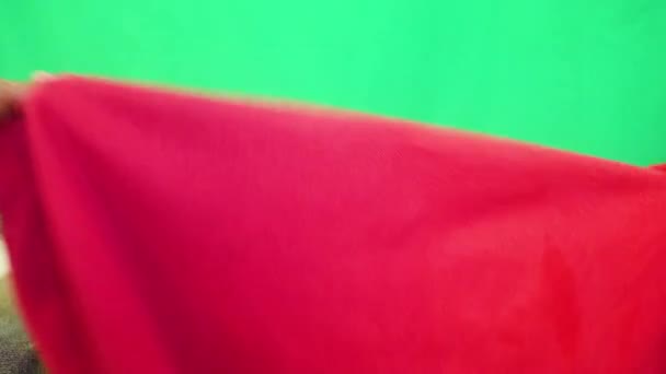 被一个少数民族妇女折叠的衣服 红色顶盖 — 图库视频影像