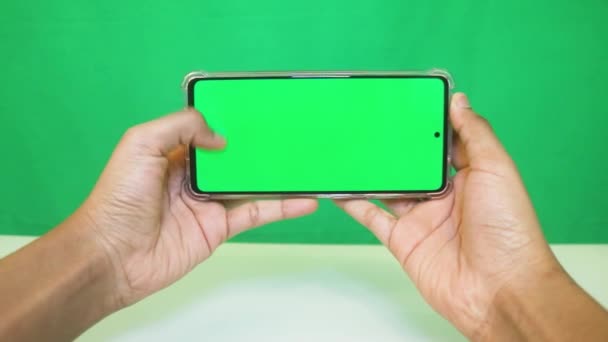 Mãos Femininas Usando Telefone Celular Com Tela Verde — Vídeo de Stock