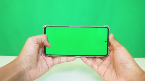 Női Kezek Használata Mobiltelefon Zöld Képernyővel — Stock videók