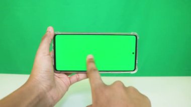 Yeşil ekranlı cep telefonu kullanan kadın eller 