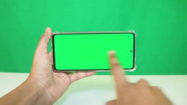 Yeşil ekranlı cep telefonu kullanan kadın eller 