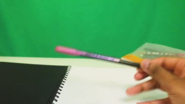 Yazmak için Metalik Kalem Tutan Eller