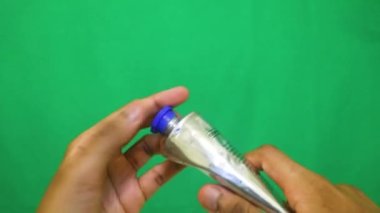 Tüpün içindeki losyon dışarı pompalanıyor.