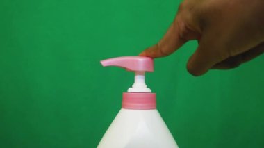 Sıvı sabun Etnik bir el tarafından pompalanıyor