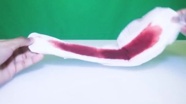 Etnik Kadınlar tarafından sarılan hijyenik ped