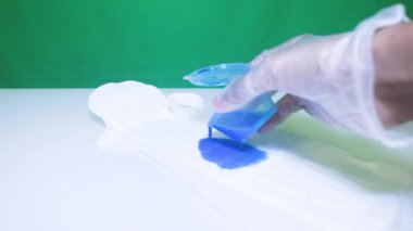 Mavi boyayla ıslatılan hijyenik ped.