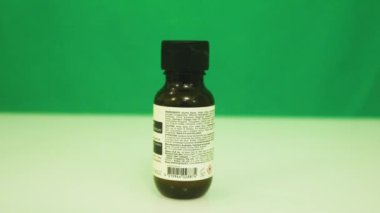 Etnik bir kadın tarafından bir masadan alınan dezenfektan.