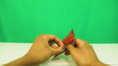 Uyku Maskesi Paketten çıkarılıyor.