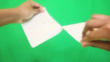 Yırtılan kağıttaki kelimeler - Yalanlar.