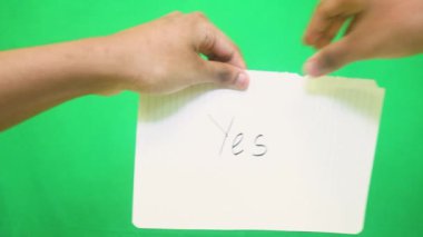 Bir kağıdın üzerindeki kelimeler yırtılıyor.