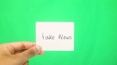 Beyaz bir karta yazılmış kelimeler. Sahte Haber