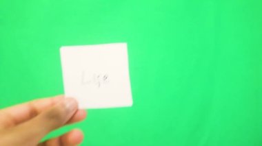 Beyaz karta yazılmış bir kelime. Yaşam