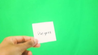 Beyaz karta yazılmış bir kelime. Pişmanlık