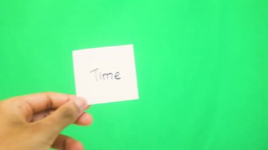 Beyaz karta yazılmış bir kelime. Süre