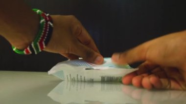Temizleyici Mendiller Paketinden çıkartılıyor