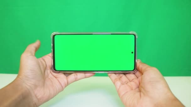 Manos Femeninas Usando Teléfono Móvil Con Pantalla Verde — Vídeo de stock