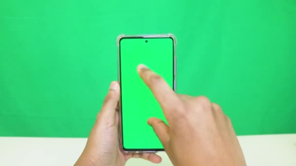 Weibliche Hände Mit Handy Mit Grünem Bildschirm — Stockvideo