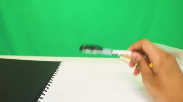 Χέρια Που Παίρνουν Ένα Μαύρο Στυλό Για Γράψουν — Αρχείο Βίντεο
