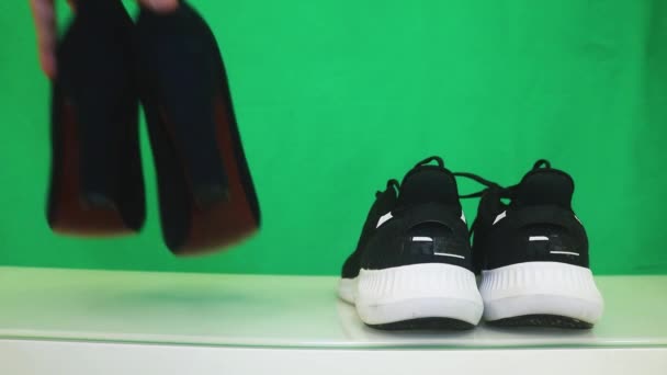 Τακούνια Τοποθετούνται Δίπλα Στα Αθλητικά Παπούτσια — Αρχείο Βίντεο
