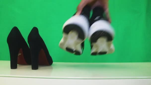 Joggingschuhe Absätze Und Stiefel Nebeneinander — Stockvideo