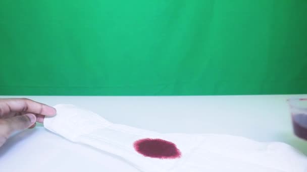 Almofada Sanitária Sendo Embebido Com Tintura Cor Vermelha — Vídeo de Stock