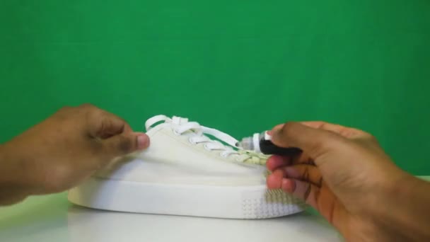 Schuhe Werden Mit Einem Braunen Farbton Gefärbt — Stockvideo