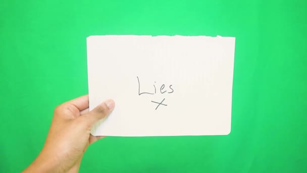 Visão Close Pessoa Segurando Papel Com Palavras Mentiras — Vídeo de Stock