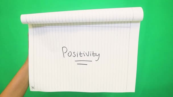 Visão Perto Pessoa Segurando Papel Com Palavras Positividade — Vídeo de Stock