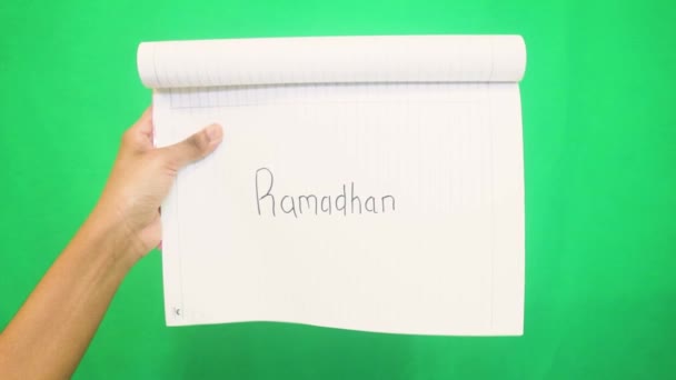 Vista Ravvicinata Persona Possesso Carta Con Parole Ramadhan — Video Stock