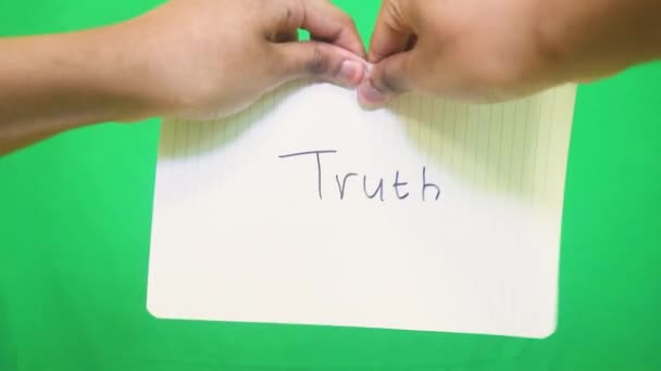 Λέξεις Ένα Χαρτί Που Σκίζεται Αλήθεια — Αρχείο Βίντεο