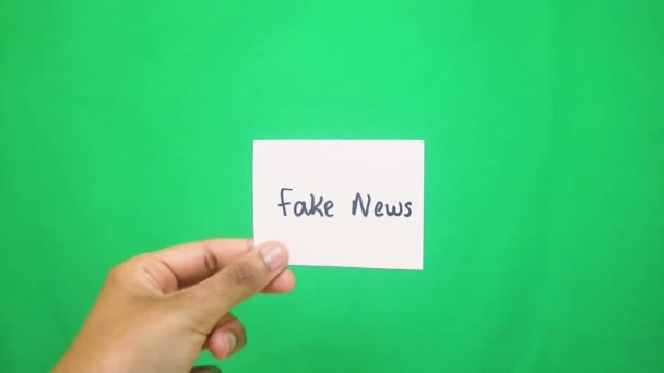 Слова Написанные Бумаге Вырезанные Ножницами Fake News — стоковое видео