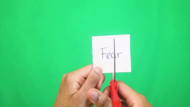 Слова Написанные Бумаге Вырезанные Ножницами Страх — стоковое видео
