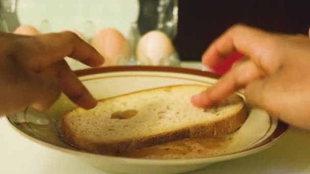 卵の混合物に置かれたパンのスライス — ストック動画