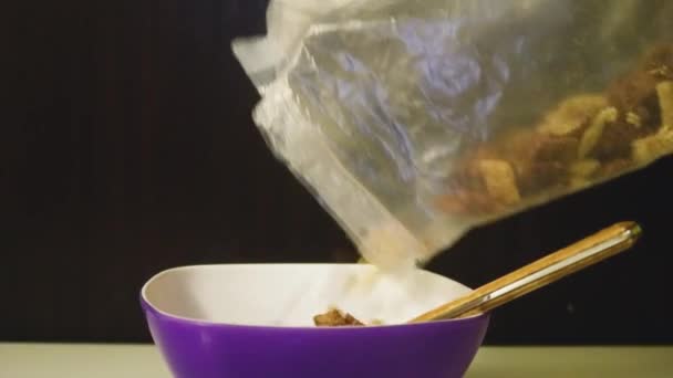 Müsli Aus Schokolade Wird Eine Müslischale Gegeben — Stockvideo